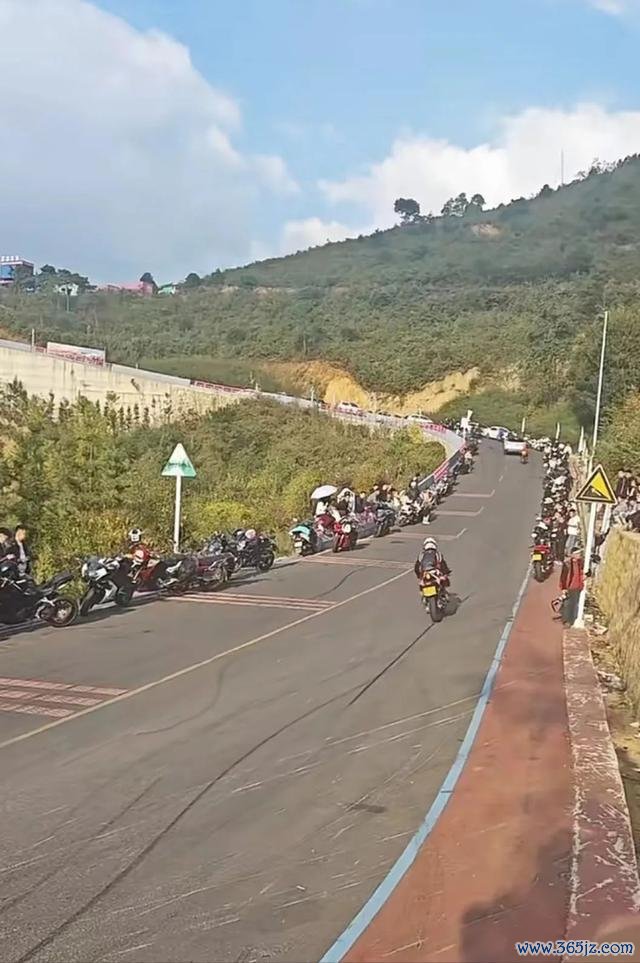 当地回复村民摆粪封路 运载洒漏已计帐