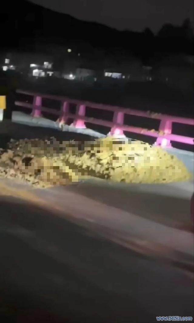 当地回复村民摆粪封路
