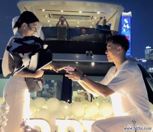 祝贺！李添荣向女友求婚到手，六年爱情长跑结出最好意思果实